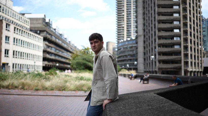 Gabriel Shemirani culpa a mãe pela morte da irmã, vítima de câncer, após ela ter rejeitado a quimioterapia. A mãe deles crê em teorias da conspiração sobre a Medicina