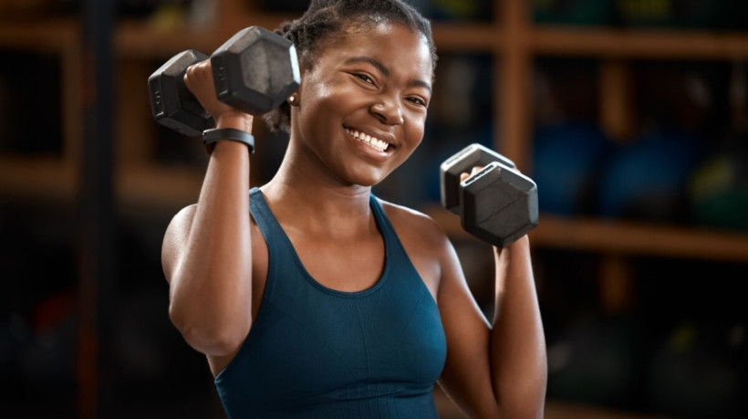 O treino de força traz inúmeros benefícios para a saúde, mas ainda existem muitas dúvidas que cercam essa prática (Imagem: PeopleImages.com - Yuri A | Shutterstock)