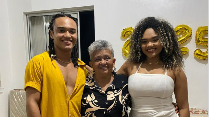 Neto Soul (esq.), aprovado com bolsa de estudos para mestrado nos EUA, a mãe (centro) e sua irmã (dir.)