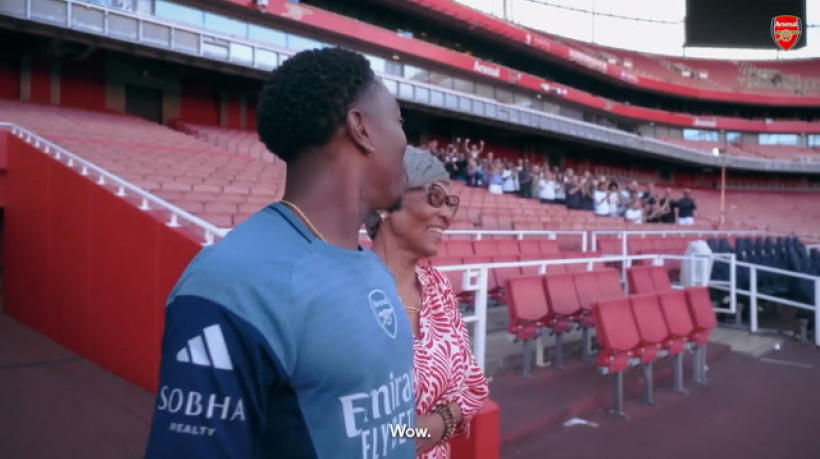 Lewis-Skelly é surpreendido por família e treinadores após novo contrato