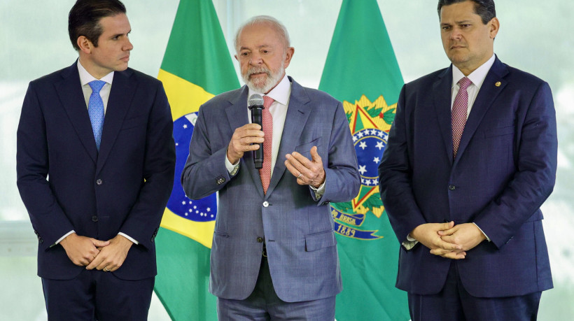 O presidente Luiz Inácio Lula da Silva reunido com os presidentes do Senado, Davi Alcolumbre (direita), e da Câmara dos Deputados, Hugo Motta (esquerda) , em fevereiro de 2025