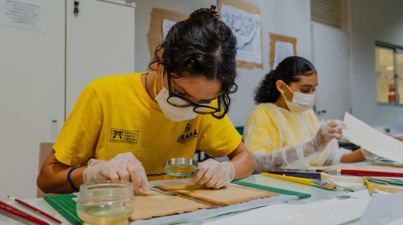 ￼RESTAURO de livros raros na BECE, por alunos da Escola de Artes e Ofícios 
