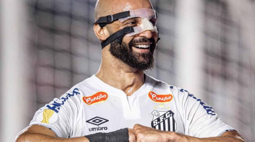 Três times da Série A, além do Athletico Paranaense, demonstraram interesse no jogador, mas Peixe conta com o atleta para o restante do ano