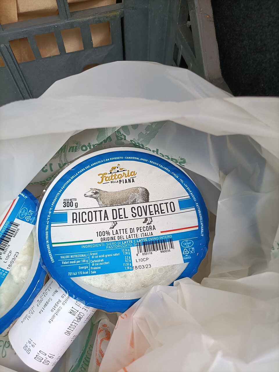 O principal deles é a ricota, que tem raízes na Sicília durante a era árabe-siciliana do século IX. Ao longo dos séculos, ela ganhou reconhecimento por sua versatilidade e sabor suave, tornando-se um ingrediente popular na culinária italiana.