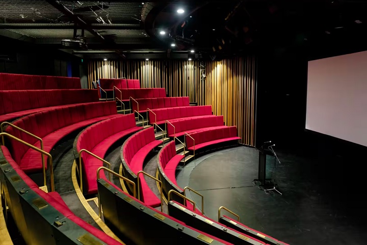 Ela iniciou sua formação artística aos sete anos no Australian Theatre for Young People, destacando-se desde cedo em competições de escrita e direção.