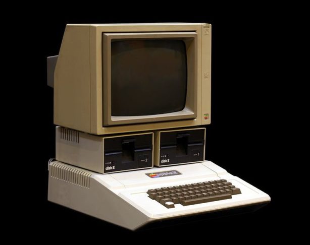 Seu primeiro produto, o Apple I, foi um computador pessoal desenvolvido por Wozniak, mas foi com o lançamento do Apple II (foto), em 1977, que a empresa ganhou destaque no mercado de computadores pessoais.