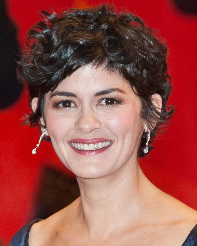 AUDREY TAUTOU - Nascida em Beaumont, em 9/8/1976, ganhou reconhecimento por sua atuação em Vénus beauté (1999), que lhe rendeu o César de Atriz Revelação.  Ficou mundialmente famosa pelo filme O Fabuloso Destino de Amélie Poulain (2001) e ampliou sua projeção no sucesso O Código da Vinci (2006).
