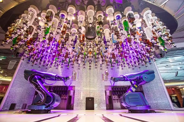 Symphony of the Seas (Royal Caribbean): Ganhador do World Cruise Awards em 2022, o Symphony of the Seas acomoda quase 7 mil passageiros e é conhecido pelo seu Bionic Bar, onde os drinques são preparados por robôs.