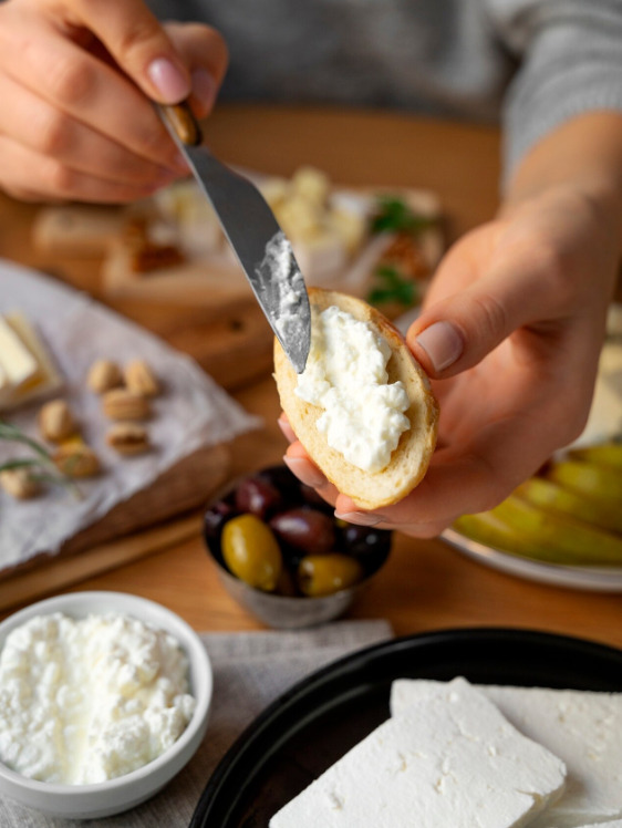 Na Itália, existem diversas versões da ricota, incluindo frescas, defumadas e cremosas. Já no Brasil, ela é conhecida pela sua frescura e versatilidade, sendo utilizada em diversas receitas, tanto doces como salgadas. 