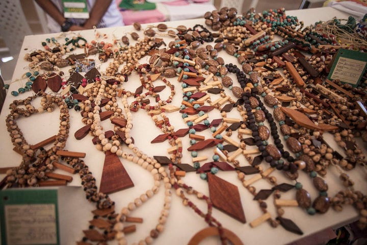 Além do festival, Parintins também se destaca pela produção artesanal, especialmente em esculturas e adereços utilizados nas apresentações dos bois-bumbás. 