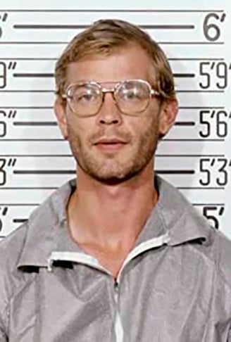 Dahmer - Mente Assassina (2002) mostra os horrores praticados por Jeffrey Dahmer, assassino de 17 homens e garotos entre 1978 e 1991. Seus crimes envolviam estupro, necrofilia e canibalismo. Condenado à prisão perpétua, foi morto por outro detento na cadeia, no Wisconsin, em 1994. 