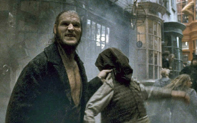 Dave Legeno - Encarnou Fenrir Greyback, lobisomem comensal  da morte, uma das figuras mais assustadoras das Forças do Mal de Voldemort. 