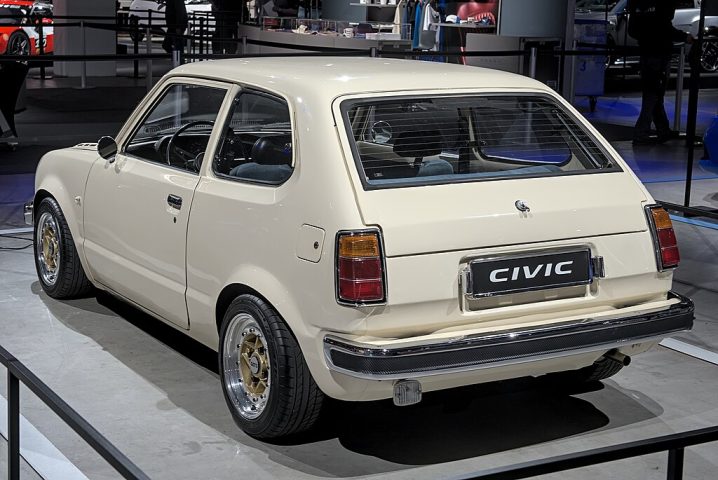 Um dos seus maiores sucessos foi o Honda Civic, lançado em 1972, que se tornou um símbolo de economia de combustível e durabilidade, especialmente durante a crise do petróleo nos anos 1970.