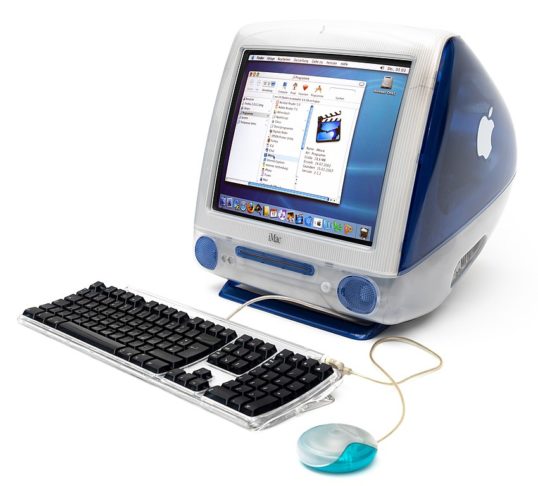 Jobs reestruturou a empresa, simplificou a linha de produtos e focou na inovação. O lançamento do primeiro iMac, em 1998, foi um marco importante. 