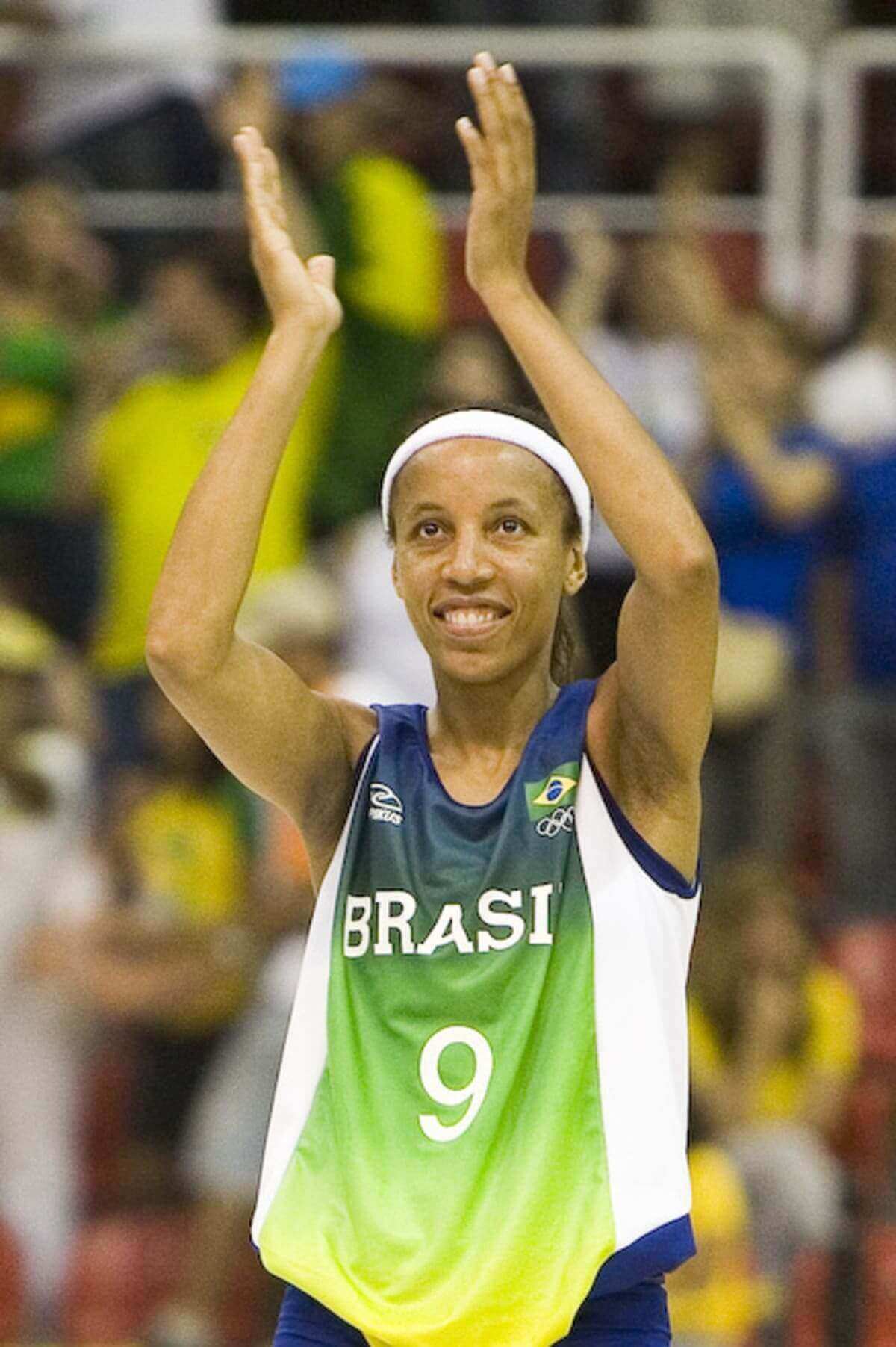 Basquete feminino - Seis jogadores brasileiras subiram ao pódio duas vezes: Adriana, Alessandra, Cintia Tuiú, Janeth Arcain, Marta Sobral e Silvinha. 

