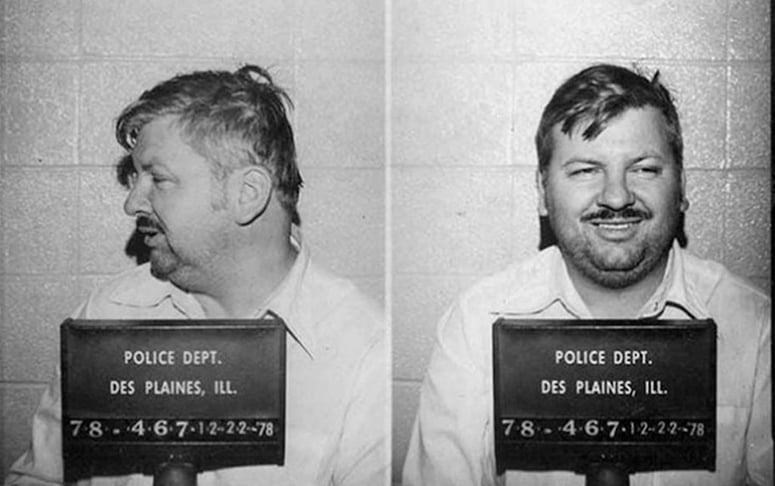 To Catch a Killer (1992) mostra a história de John Wayne Gacy, homem de negócios, vizinho prestativo e palhaço amador que divertia crianças antes de revelar uma face horripilante. Estuprou e matou cerca de 30 garotos e jovens, de 9 a 27 anos.  Condenado à morte por injeção letal em 1994.