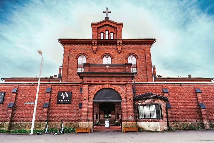 Hotel Kakola, Finlândia: Esse hotel ocupa o espaço da antiga e temida prisão Kakolanmäki, desativada em 2007. Transformado em um hotel de luxo, o local oferece spa, suítes estilosas e foco em bem-estar.