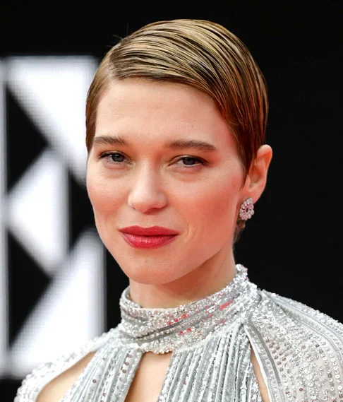 LÉA SEYDOUX -  Nascida em Paris em 1/7/1985, dividiu a Palma de Ouro em Cannes (2013) por La Vie d'Adèlecom a atriz Adèle Exarchopoulos. Pela 1ª vez no festival, atrizes ganharam o prêmio junto com o diretor.  Léa atuou em Bastardos Inglórios, Meia-Noite em Paris e no último 007 Sem Tempo para Morrer (2021). 