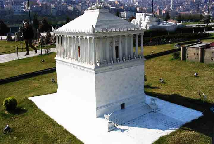 O mausoléu de Halicarnasso ou mausoléu de Mausolo foi uma tumba construída entre 353 e 350 a.C. em Halicarnasso para Mausolo, um sátrapa do Império Aquemênida, e Artemísia II de Cária, sua irmã e esposa. A estrutura foi desenhada pelos arquitetos gregos Sátiro e Pítis.