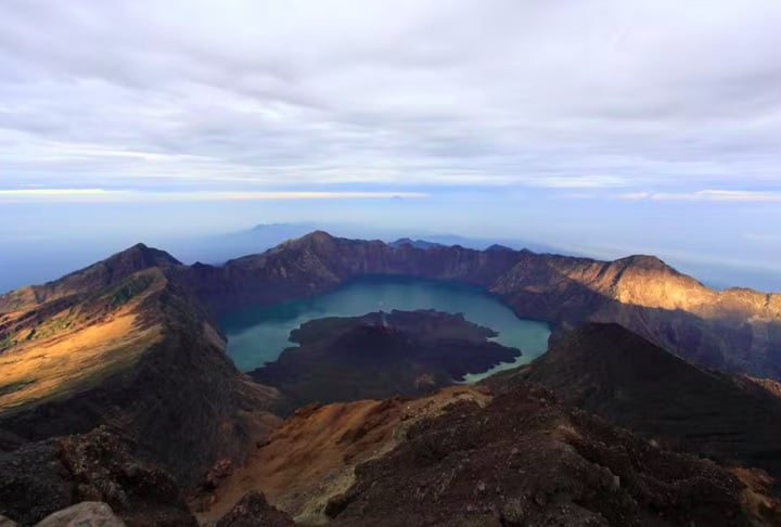 Juliana caiu no penhasco do vulcão enquanto participava de uma trilha no Monte Rinjani, um dos destinos mais famosos da Indonésia. Primeiro, ela teve uma queda de 300 metros e ficou num espaço pequeno do paredão. 