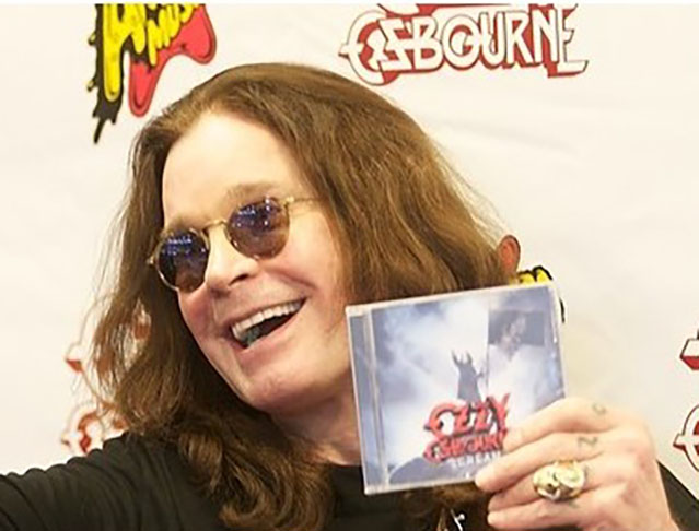 O cantor Ozzy Osbourne revelou que sofria de Parkinson em 2020, após anos de diagnóstico em segredo. O tipo de Parkinson que ele tem, PRKN2, afeta nervos específicos e provoca sintomas variáveis.