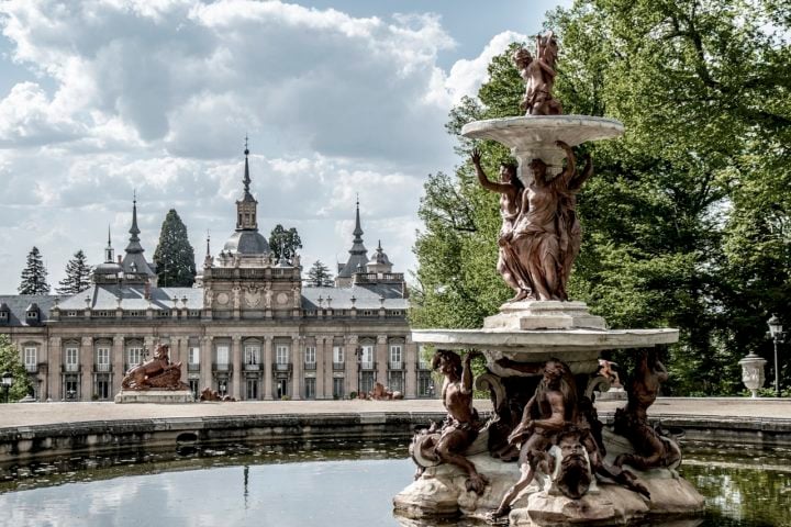 Os jardins de La Granja, adornados com fontes e esculturas ornamentadas, são considerados uns dos mais belos da Europa.