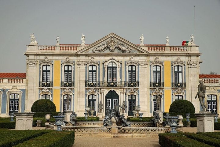 Palácio de Queluz (Lisboa, Portugal): Construído no século 18 para a família real portuguesa, esse palácio é frequentemente chamado de Versalhes Português por conta de seus jardins, fontes e uma arquitetura imponente.
