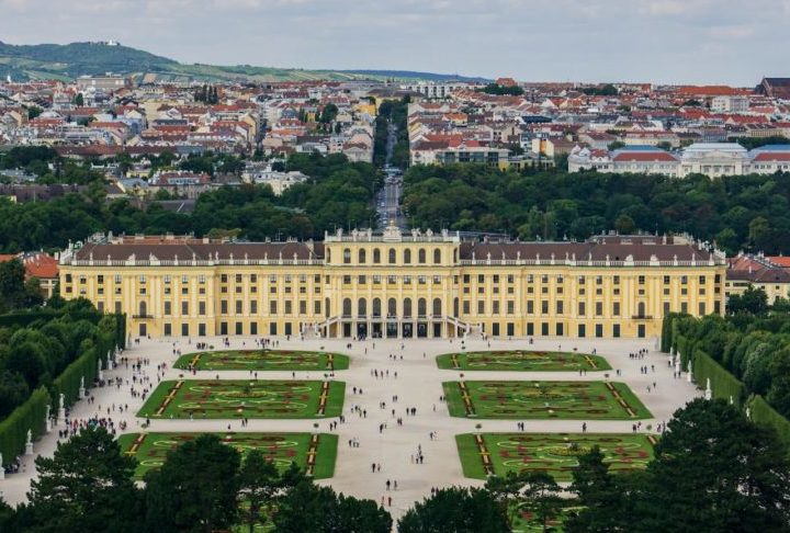 Palácio de Schönbrunn (Viena, Áustria): Considerado o Versalhes de Viena, Schönbrunn foi construído no século 17 como residência de verão para os Habsburgos.