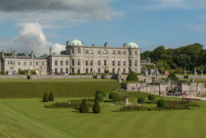 Powerscourt House (Wicklow, Irlanda): Apesar de ter sido construído no século 13, a aparência atual da casa e dos jardins é resultado de uma extensa reforma e repaginação no século 18. Os jardins de Powerscourt, ocupando 19 hectares, são considerados um dos mais belos da Europa.