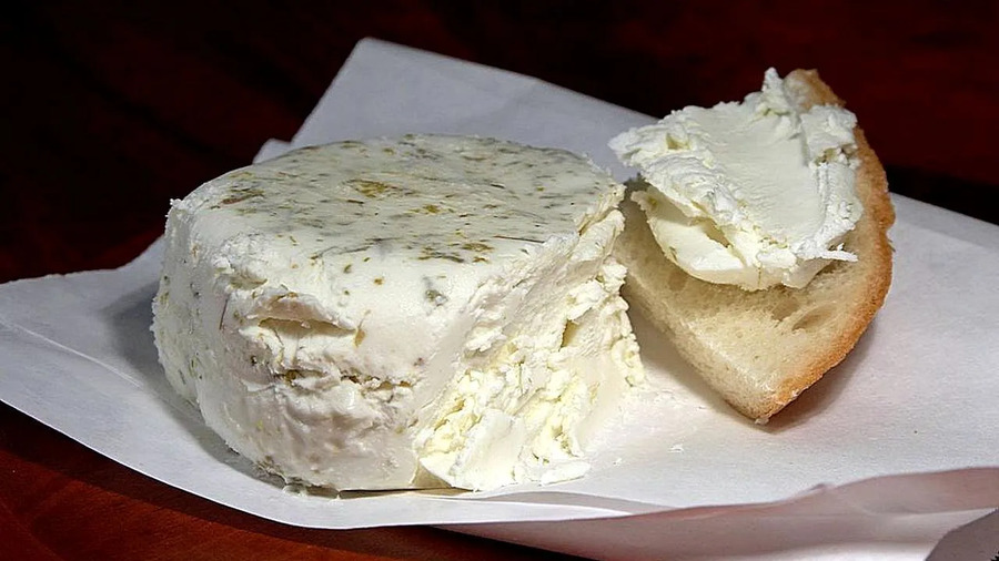 Na Idade Média, com raízes em civilizações antigas, como a Grécia e a França, os queijos de cabra serviam como moeda de troca e eram valorizados pela sua qualidade e sabor. 