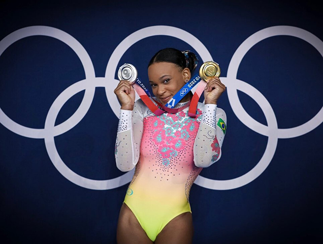 Ginástica artística - Com seis medalhas olímpicas, Rebeca Andrade não é só a líder na modalidade como também a atleta brasileira mais laureada em Jogos Olímpicos - incluindo homens e mulheres. Ela acumula dois ouros, três pratas e um bronze.


