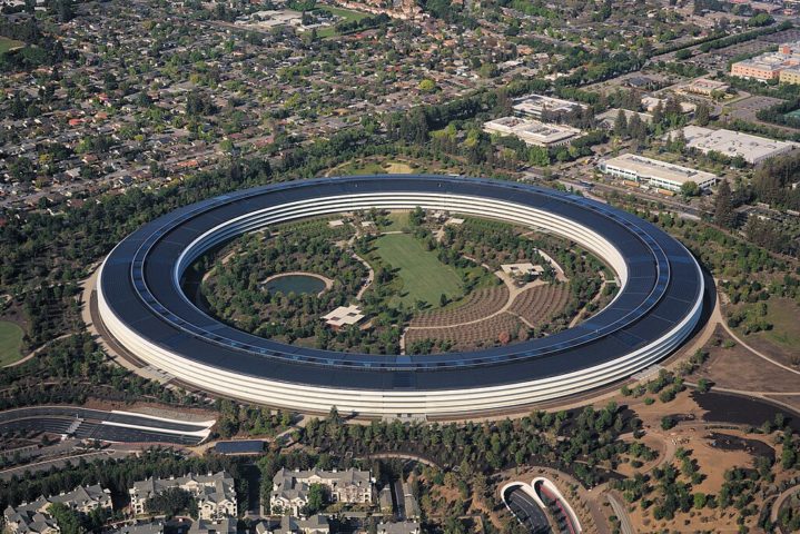 Sua sede, o Apple Park, em Cupertino, Califórnia, é um edifício futurista em forma de anel, símbolo da inovação da empresa.