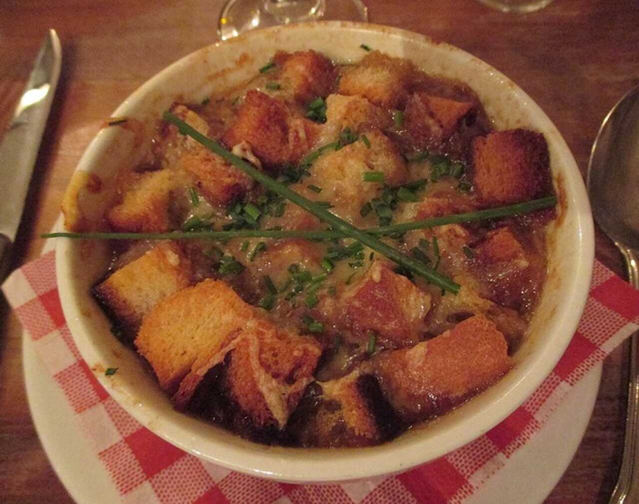 Soupe à l'Oignon - Uma sopa de cebola gratinada, feita com cebolas caramelizadas, caldo de carne, vinho branco e queijo gratinado