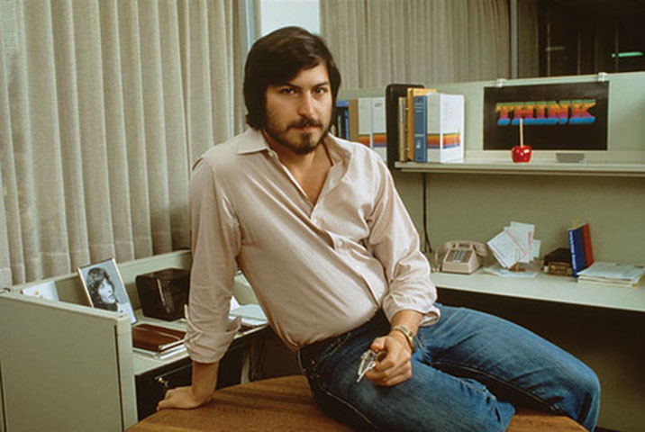 Conflitos internos e a saída de Steve Jobs em 1985 levaram a empresa a um período de declínio, com produtos menos impactantes e perda de participação no mercado.