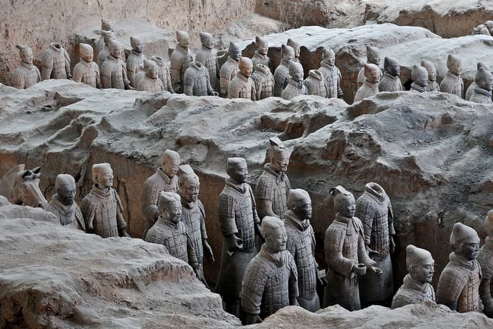 A cidade é um sítio arqueológico que abriga as famosas esculturas em terracota 'Exército de Xian', uma coleção de mais de 8.000 figuras de soldados construídas para proteger o túmulo do imperador Qin Shi Huang.
