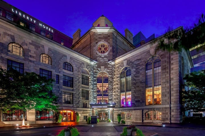 The Liberty Hotel, EUA: Localizado em Boston, o hotel ocupa o prédio da antiga prisão Charles Street Jail, construída em 1851.