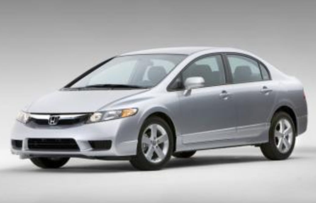 Honda Civic 2009 – Sedã que combina elegância e performance.  Com motor 1.8, oferece conforto e confiabilidade, sendo uma opção interessante para quem busca um carro mais robusto.  O preço médio é de R$ 39.636.  

