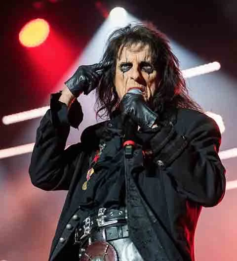 Após essa passagem pelo palco paulistano, o músico se prepara para o lançamento do primeiro álbum em 51 anos da banda Alice Cooper. 
