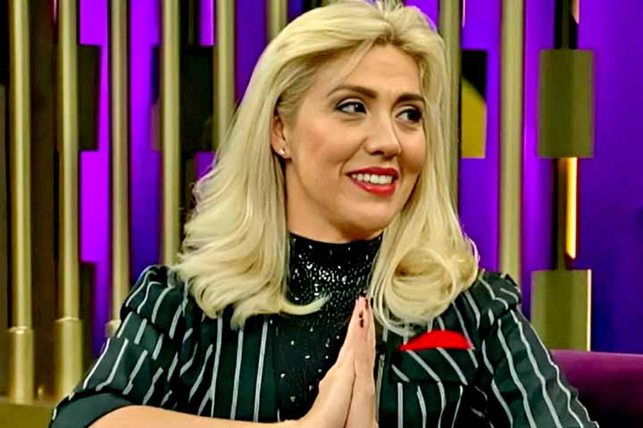 Contudo, ao cortar seus longos cabelos no estilo Joãozinho, ela incomodou Silvio Santos. Dessa forma, o eterno comunicador demitiu a apresentadora no dia de seu aniversário, algo que não a deixou se despedir do público, de forma oficial.