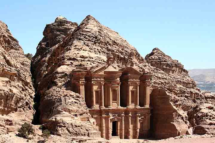 Embora o caminho seja desafiador, a recompensa ao final é uma vista panorâmica espetacular e uma construção que rivaliza em beleza com o próprio Tesouro.