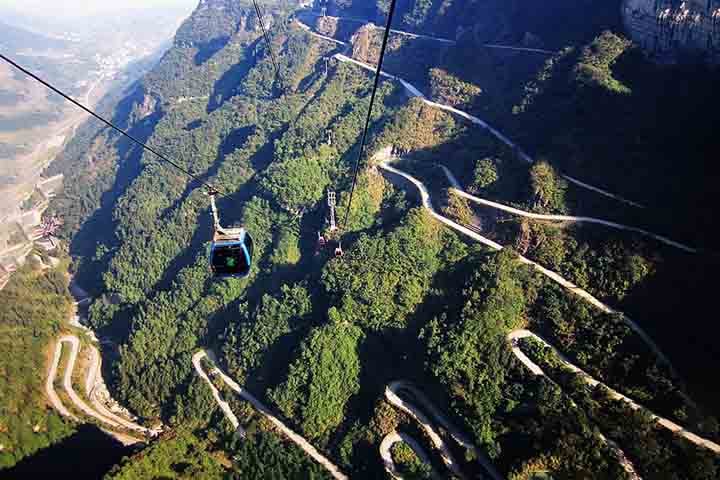 Para quem prefere evitar dirigir, o teleférico Tianmen, construído pela empresa francesa Poma, oferece uma alternativa segura e panorâmica.