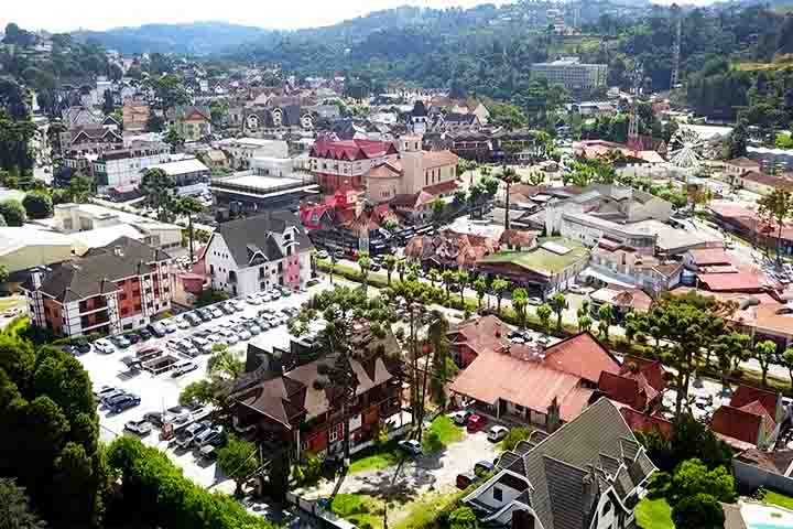 Com altitudes que ultrapassam 1.600 metros, ela atrai turistas o ano inteiro, mas é durante o inverno que sua fama atinge o auge.