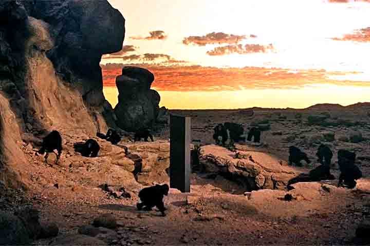 A história é contada de forma não convencional, com cenas longas e simbólicas que desafiam o espectador a interpretá-las. O filme, então, se tornou atemporal, pois é analisado e discutido por críticos, pesquisadores e cineastas, até a atualidade.