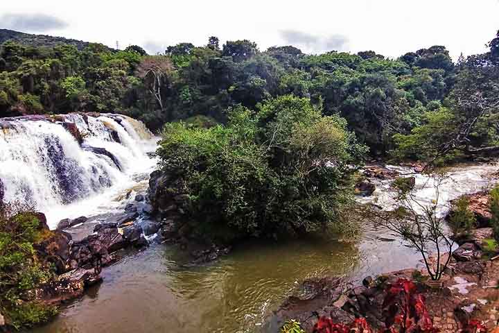 Suas quedas d’água lembram um véu de noiva, o que inspira o nome romântico do local. Rodeada por vegetação, a cachoeira dá em um passeio tranquilo e é muito procurada por turistas e famílias, especialmente nos fins de semana.