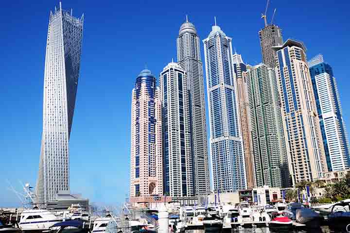 A Cayan Tower, com seus 75 andares torcidos em 306 metros, exemplifica essa ambição estética. Ainda que não esteja entre as mais altas, ela enfrenta baixa ocupação. Mais de uma década depois de sua inauguração, muitos de seus apartamentos ainda estão vazios.