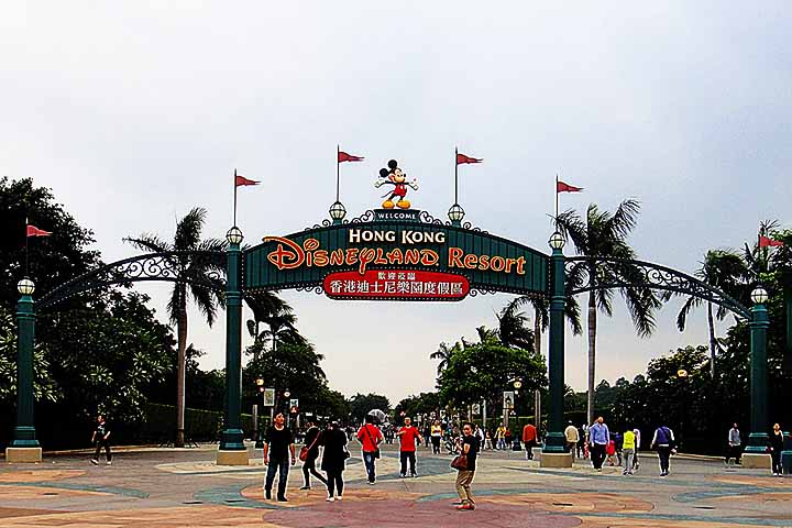 Hong Kong Disneyland está localizada em terrenos valorizados de Penny Bay, na ilha de Lantau, Hong Kong. O parque temático é composto por sete áreas: Main Street, USA; Fantasyland; Adventureland; Tomorrowland; Grizzly Gulch; Mystic Point; e Toy Story Land. 