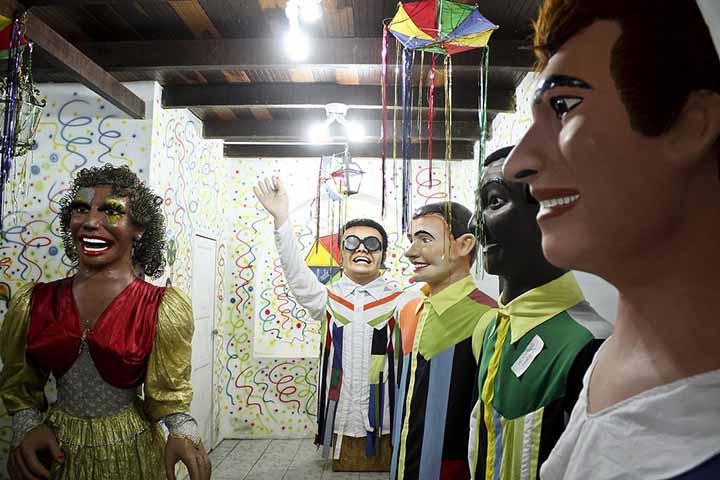 Um dos pontos mais curiosos e fotogênicos de Olinda, a Casa dos Bonecos Gigantes exibe dezenas de figuras caricatas feitas em tamanho monumental, tradicionais do carnaval local. Os bonecos representam celebridades, personagens históricos e figuras folclóricas, e são usados nos desfiles pelas ladeiras da cidade.