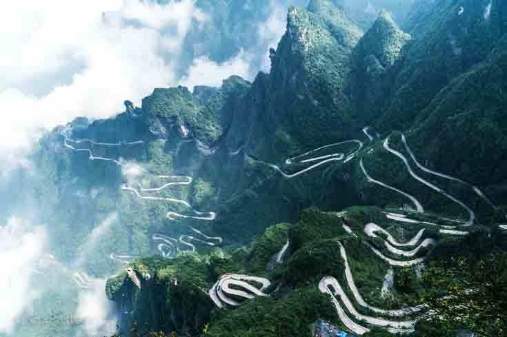 São 11 km de extensão, 99 curvas fechadas e uma subida que alcança 1.300 metros de altitude. É de dar medo. 