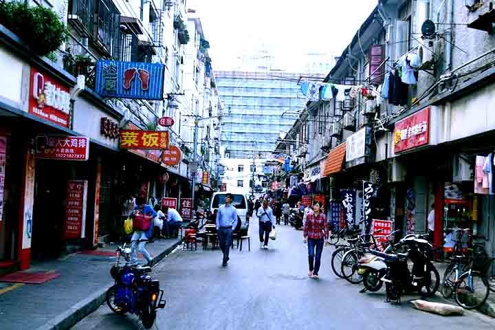 Ao caminhar por suas ruas, é possível sentir o pulso de uma cidade que não para, ao mesmo tempo em que se percebe o respeito por suas raízes históricas.