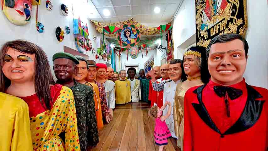 A visita ao espaço permite conhecer de perto o processo de criação dessas figuras e entender seu papel simbólico na cultura popular de Pernambuco.